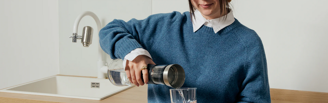 Verre d’eau servi depuis un robinet équipé d’un filtre Eauria, éliminant l’odeur et le goût du chlore.